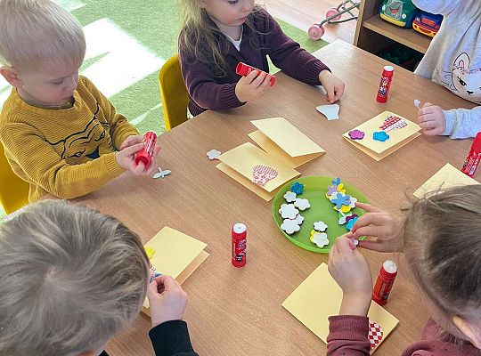 dzieci robią laurki