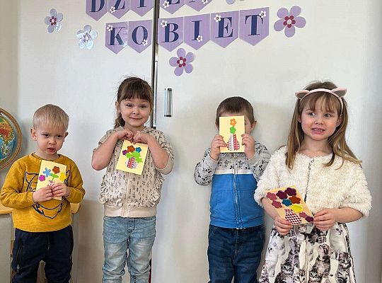 Dzieci stoją z laurkami