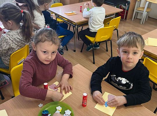 dzieci robią laurki