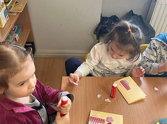 dzieci robią laurki