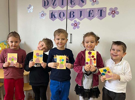 Dzieci stoją z laurkami