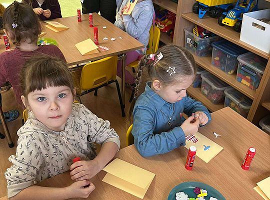 dzieci robią laurki