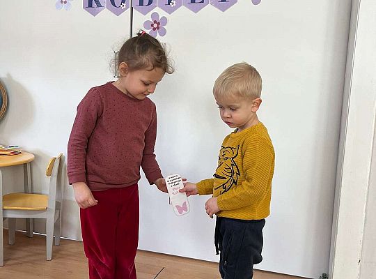 Chłopiec wręcz upominek dziewczynce