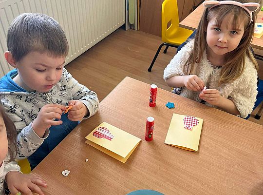 dzieci robią laurki