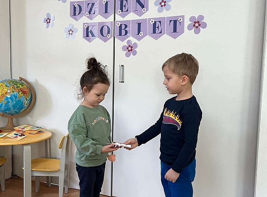 Chłopiec wręcz upominek dziewczynce