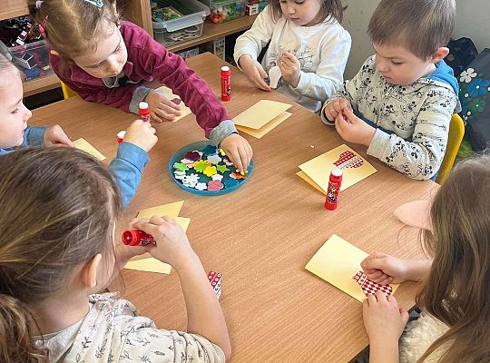 dzieci robią laurki