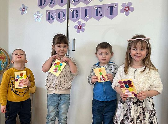 Dzieci stoją z laurkami