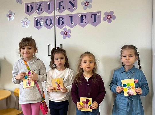 Dzieci stoją z laurkami