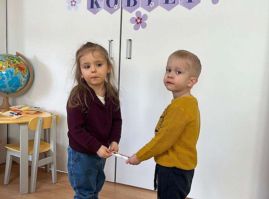 Chłopiec wręcz upominek dziewczynce