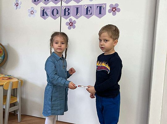 Chłopiec wręcz upominek dziewczynce