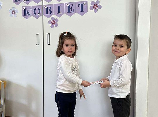 Chłopiec wręcz upominek dziewczynce