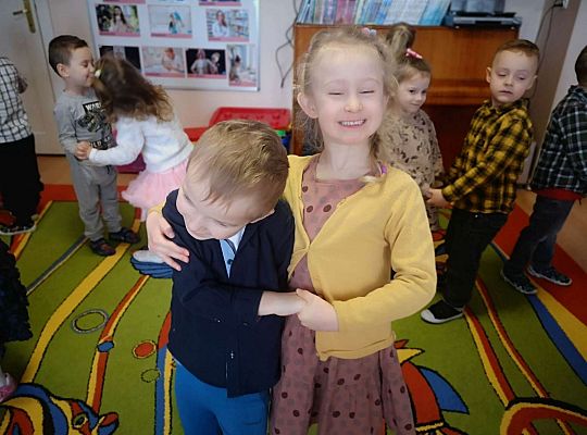 Dzieci tańczą w parach