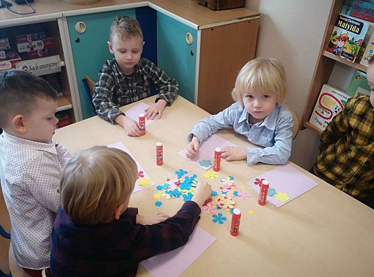 Chłopcy wykonują laurkę z okazji Dnia Kobiet