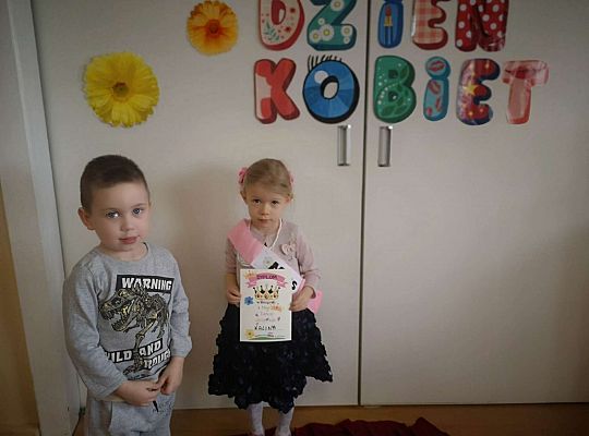 Chłopiec wręcza dyplom małej Miss