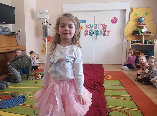 Dziewczynka idzie po czerwonym dywanie