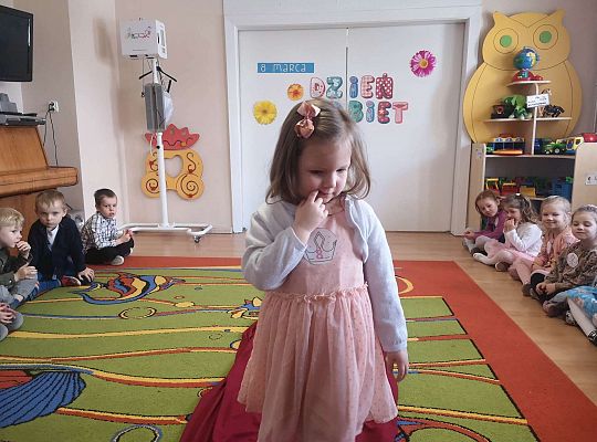 Dziewczynka idzie po czerwonym dywanie