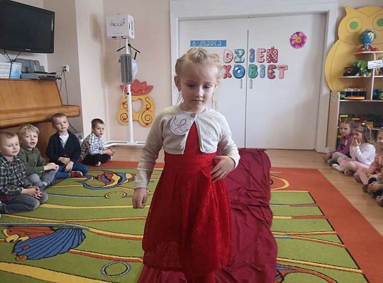 Dziewczynka idzie po czerwonym dywanie