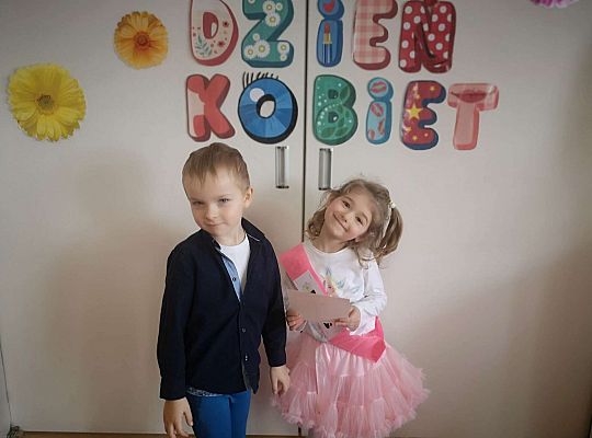 Chłopiec wręcza dyplom małej Miss