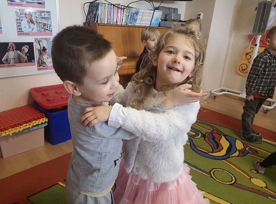 Dzieci tańczą w parach