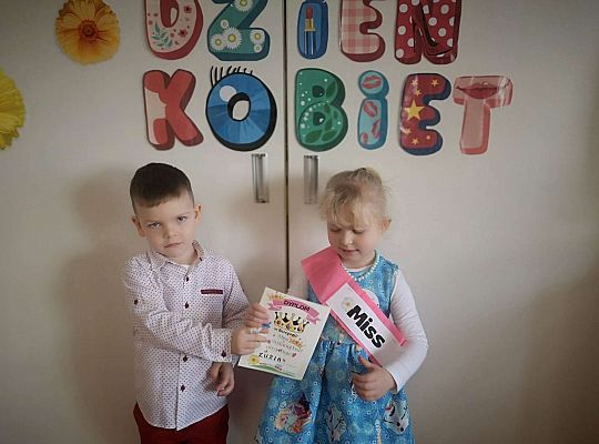 Chłopiec wręcza dyplom małej Miss