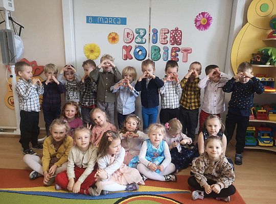 Zdjęcie grupowe z okazji Dnia Kobiet