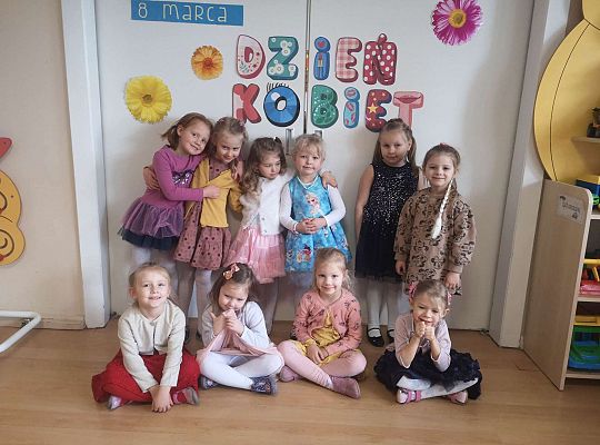 Dziewczynki na tle napisu Dzień Kobiet