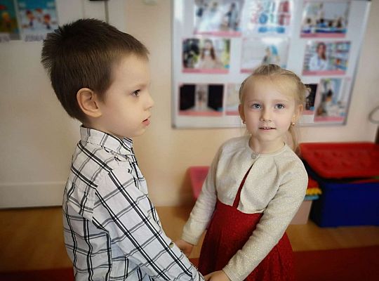 dzieci tańczą w parach