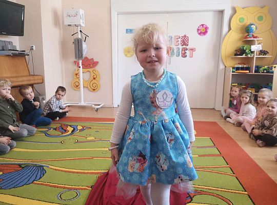 Dziewczynka idzie po czerwonym dywanie