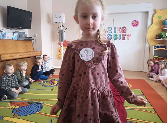 Dziewczynka idzie po czerwonym dywanie