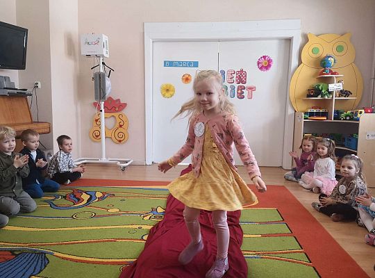 Dziewczynka idzie po czerwonym dywanie