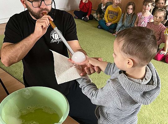 Dzieci trzymają bańki z dymem