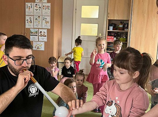 Dzieci trzymają bańki z dymem