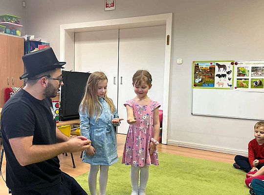 Dzieci uczą się czarować