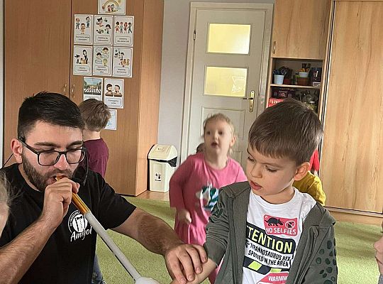 Dzieci trzymają bańki z dymem