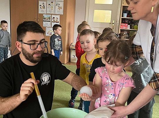 Dzieci trzymają bańki z dymem