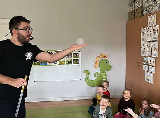 Dzieci uczą się czarować