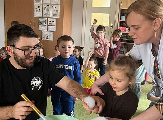 Dzieci trzymają bańki z dymem