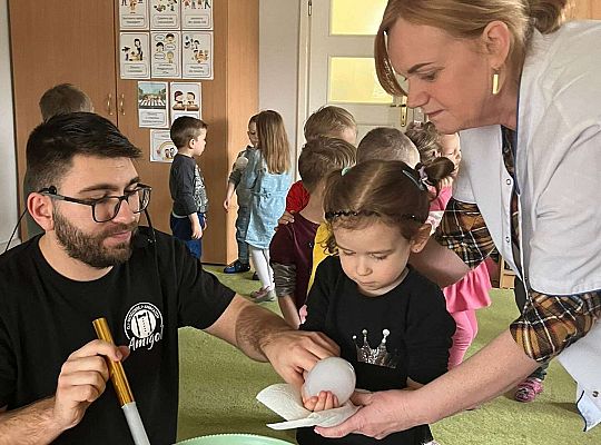 Dzieci trzymają bańki z dymem