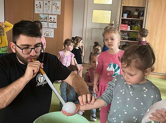 Dzieci trzymają bańki z dymem