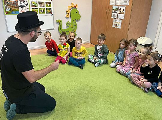 Dzieci uczą się czarować