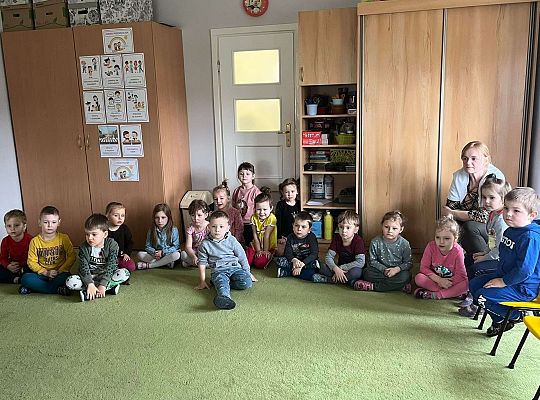 Dzieci oglądają występ