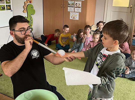 Dzieci trzymają bańki z dymem