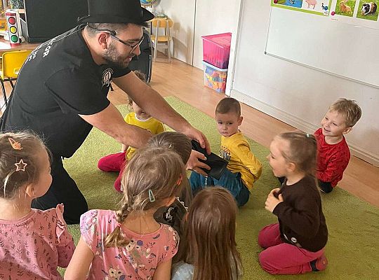 Dzieci uczą się czarować