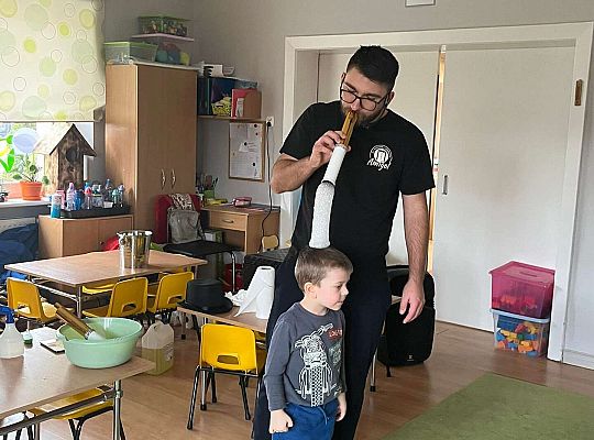 Dzieci uczą się czarować