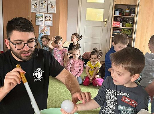 Dzieci trzymają bańki z dymem