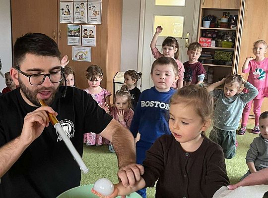 Dzieci trzymają bańki z dymem