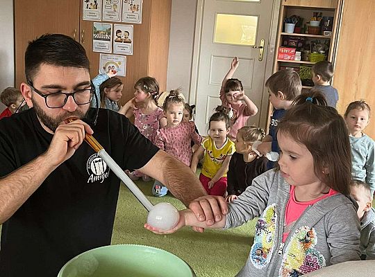 Dzieci trzymają bańki z dymem