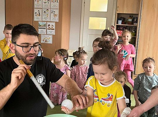 Dzieci trzymają bańki z dymem