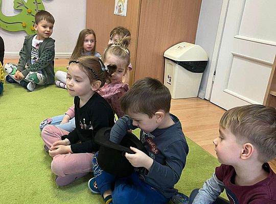 Dzieci oglądają występ