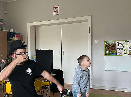 Dzieci uczą się czarować